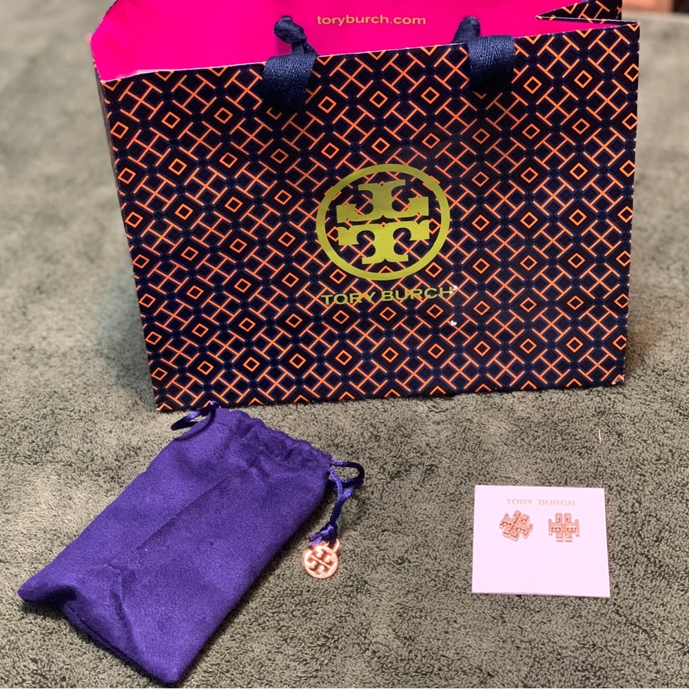 🆕 Tory Burch Gold Logo Earrings Set